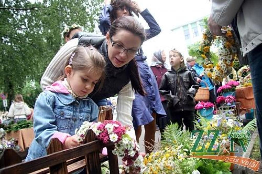 FOTO: Zāļu tirgū – siers Jāņu galdam un lustes