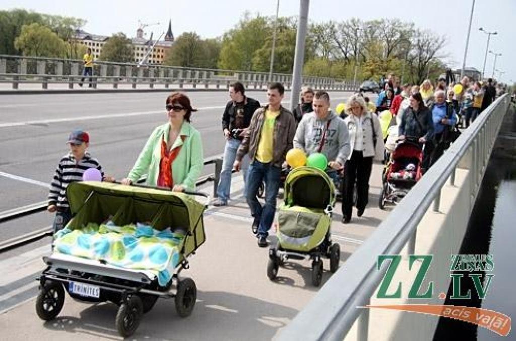 Foto: Teju deviņdesmit māmiņu dodas Ratu parādē