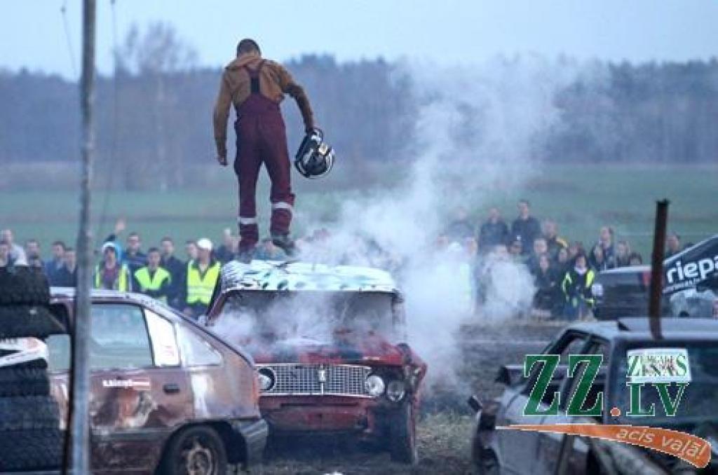 FOTO: «Mehi» svētkus noslēdz ar izdzīvošanas sacensībām