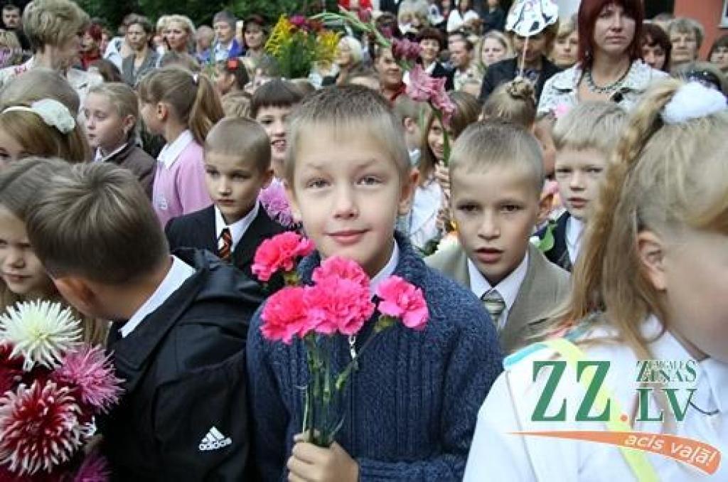 FOTO: Krāsaini un skaļi skolēni sāk mācību gadu