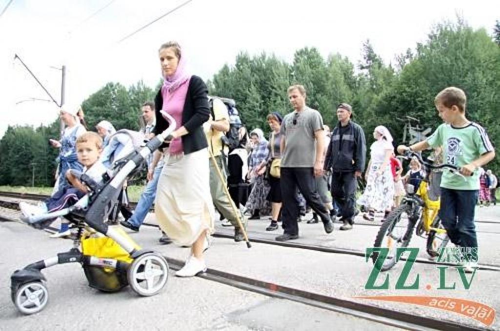 Valgundes klosterī piedošanas lūgšanai ieradušies svētceļnieki