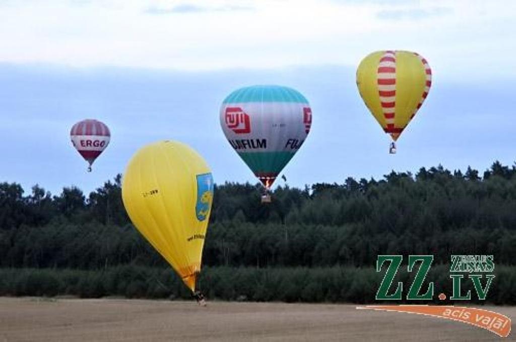 FOTO: Pirmais gaisa balonu festivāla dalībnieku lidojums 