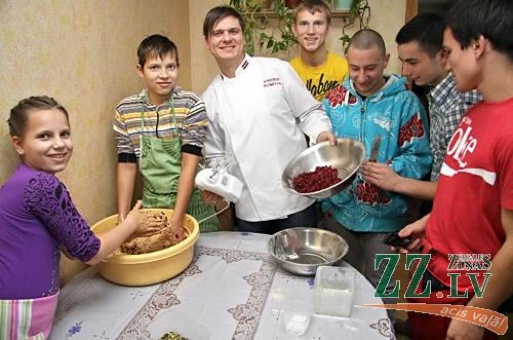 FOTO: Ziemassvētkus gaida ar cepumiem un rotājumiem