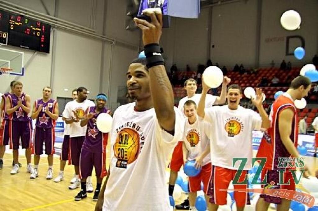 Basketbols. LBL Zvaigžņu spēlē uzvar «Austrumi», toties «Rietumu» treneris Varis Krūmiņš kolēģu vidū ir visprecīzākais tālmetējs.