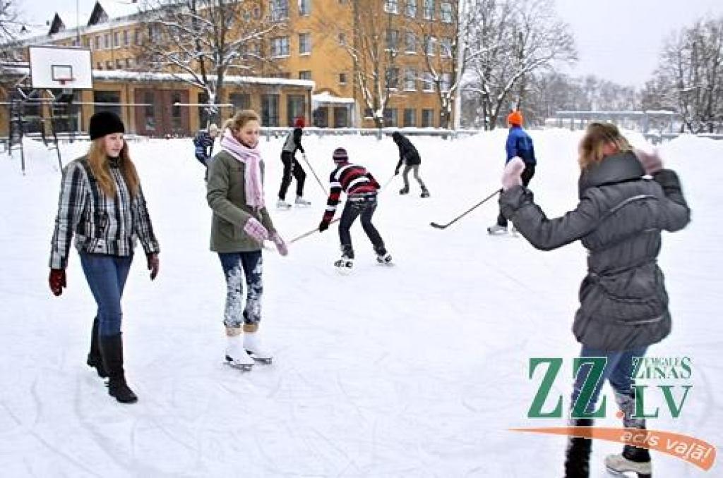 Ziemas prieki studentu ierīkotajā slidotavā