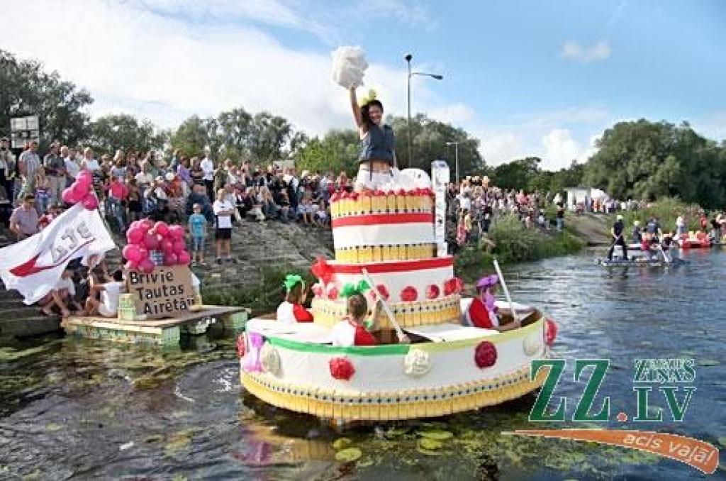 Piena paku regate pulcē rekordskaitu dalībnieku un līdzjutēju