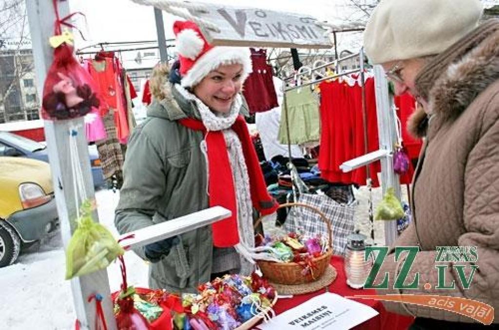 Ziemassvētku tirdziņš Hercoga Jēkaba laukumā