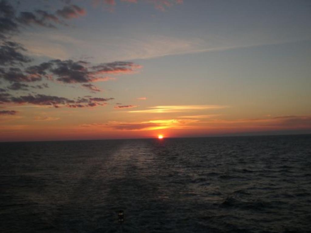 ... saulriets jūrā.:)