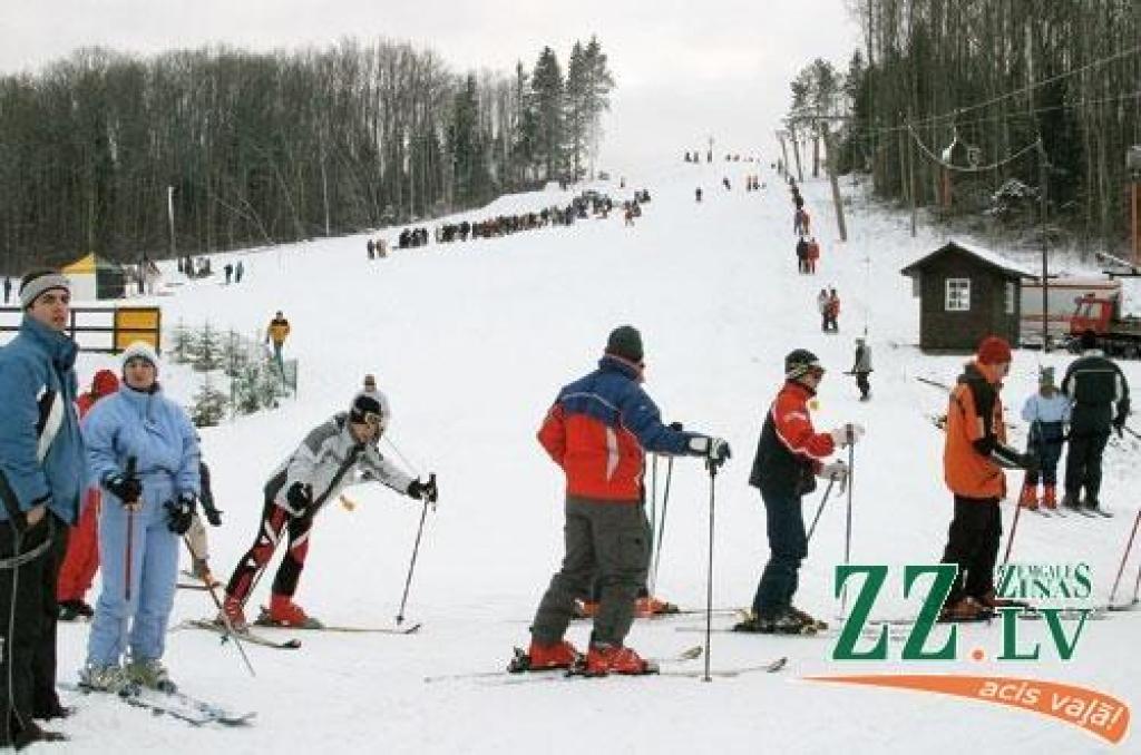 Cilvēki slēpošanas trasēs aktīvi bauda ziemas priekus; veidojas pat rindas