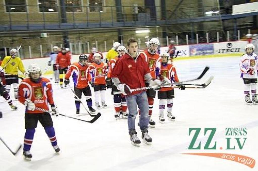FOTO: «Dinamo» hokejisti piedalās jauno jelgavnieku treniņā