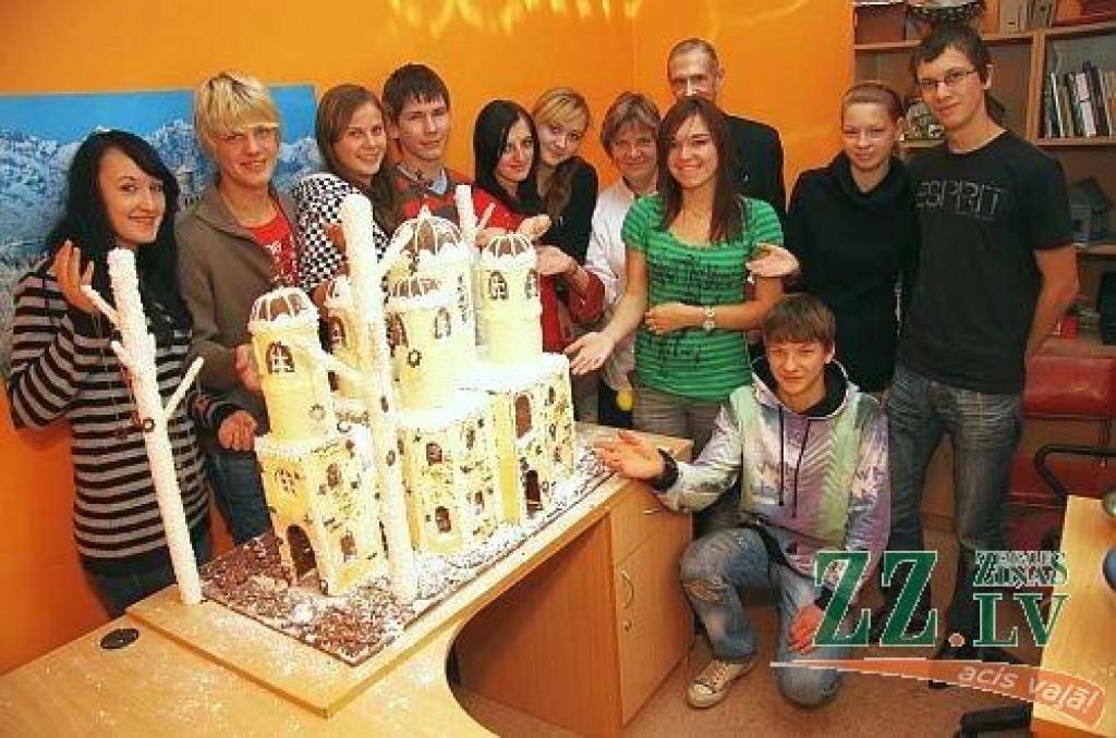 Amatu vidusskolā izgatavo piparkūku Rīgas Kristus dzimšanas katedrāli