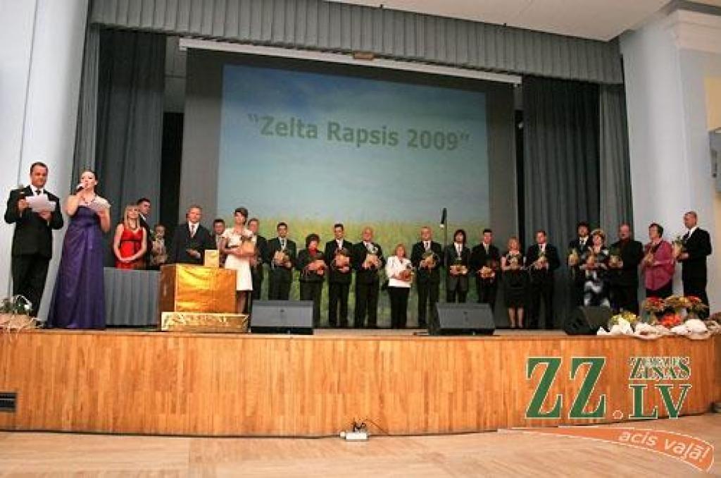 Šovakar noskaidros, kas izaudzējis «Zelta rapsi» Pirms trim gadiem, apņemoties organizēt konkursu, kooperatīva «Latraps» speciālisti pat nenojauta, vai kāds rapšu audzētājs saņems drosmi tajā pieteikties. Tomēr jau 2008. gada vasarā labāko rapšu audzētāj