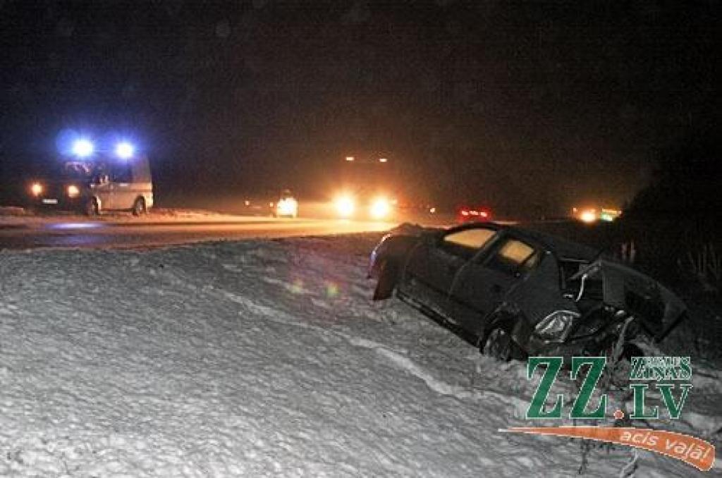 Ceļi apledojuši visā valstī; vairākas avārijas uz autoceļa Rīga-Jelgava