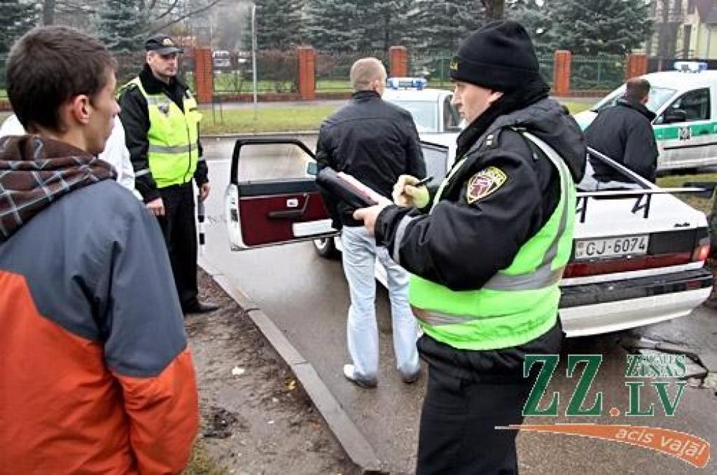 FOTO: Pašvaldības policisti novērš piedzērušo vizināšanos pa Jelgavu