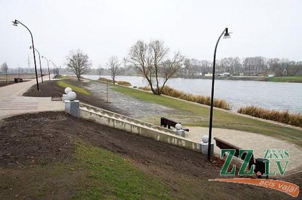 Svētku uguņošanu ērti varēs vērot no šoruden pabeigtās gājēju promenādes