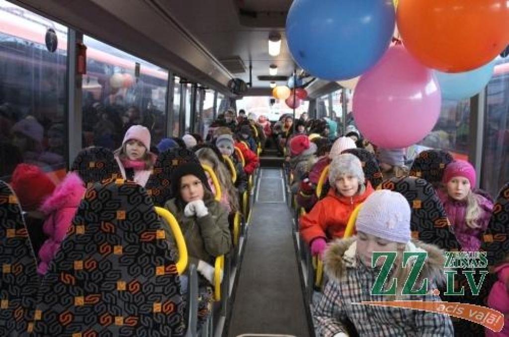 15 Latvijas pašvaldības Tukumā saņem skolēnu autobusus