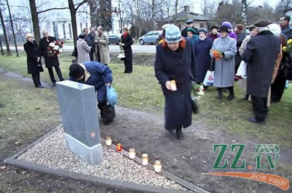 FOTO: Svētbirzē atklāj plāksni Katiņas upuru piemiņai
