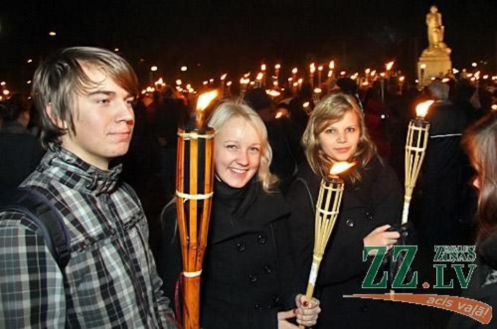 FOTO: Jelgavniekus vieno Lāčplēša dienas lāpu gājiens
