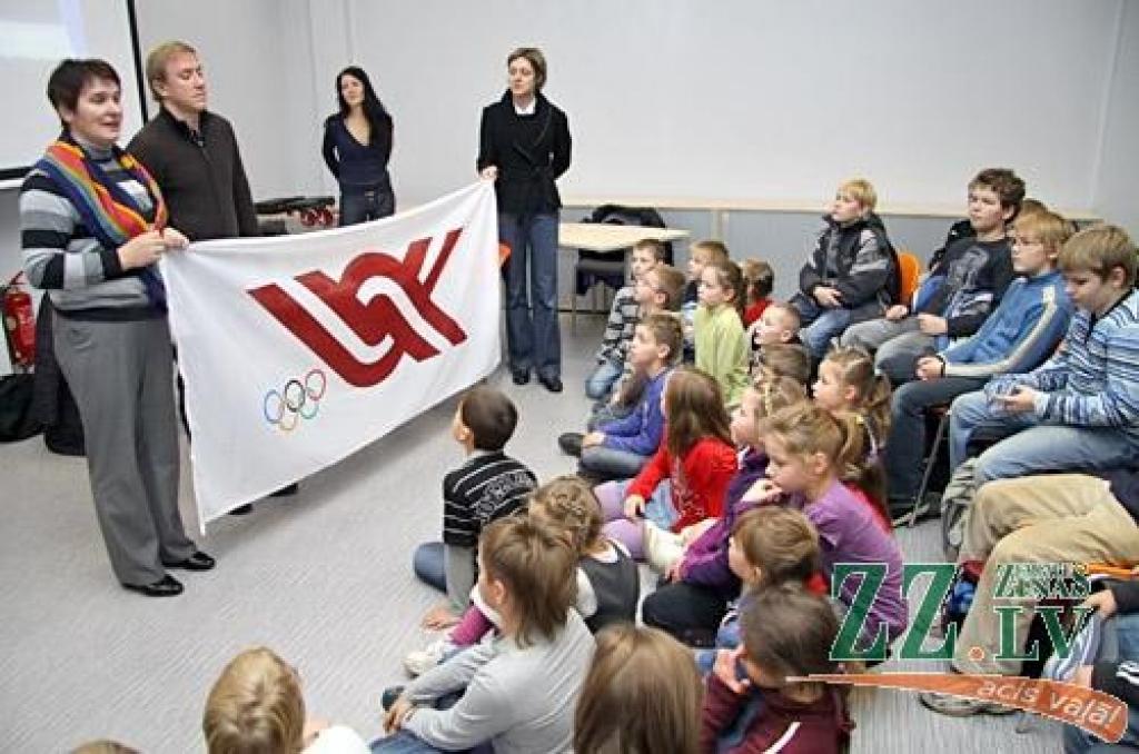 Skolēni izjautā olimpieti Denisu Čerkovski (ar foto)