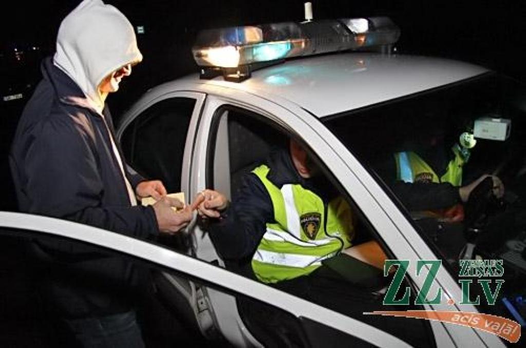 Policija skatās, vai esam redzami; velosipēdistiem jāatceras par jaunumiem noteikumos (ar foto)