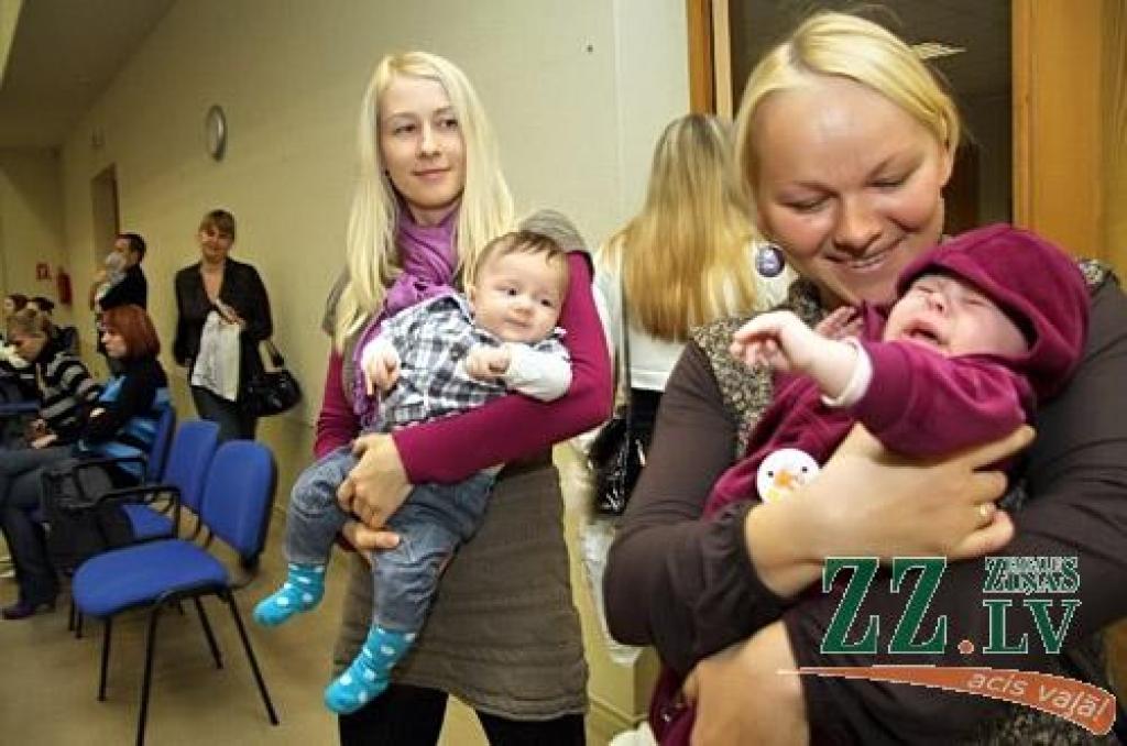 FOTO: Piemiņas karotītes jaunākajiem jelgavniekiem