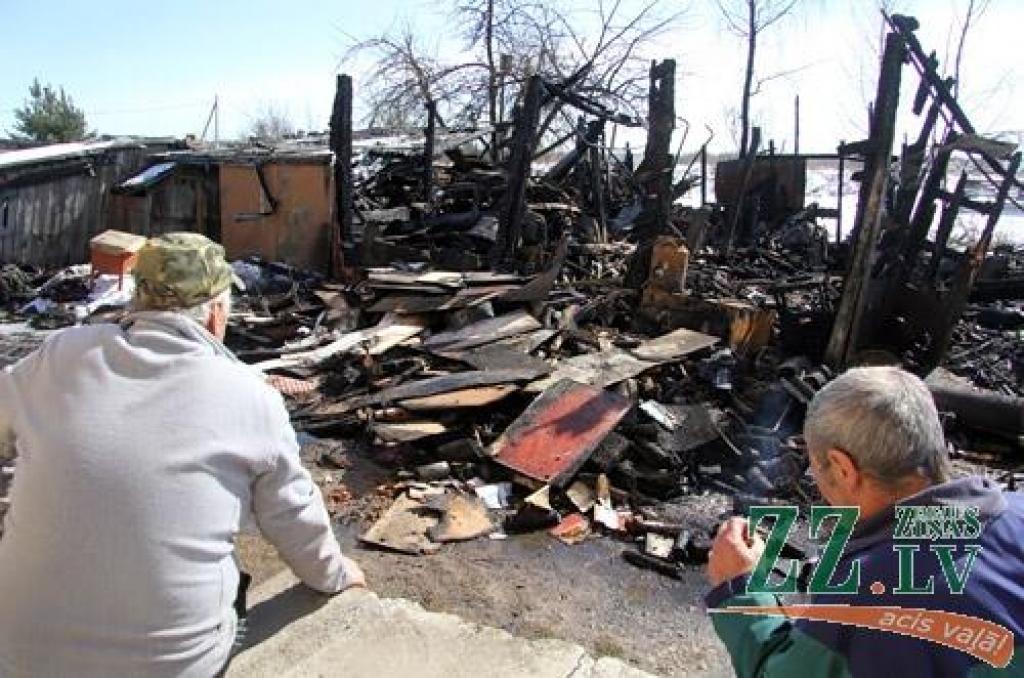 Glābjot šķūnīšus un zaporožecu, cieš ugunsdzēsējs (ar foto)