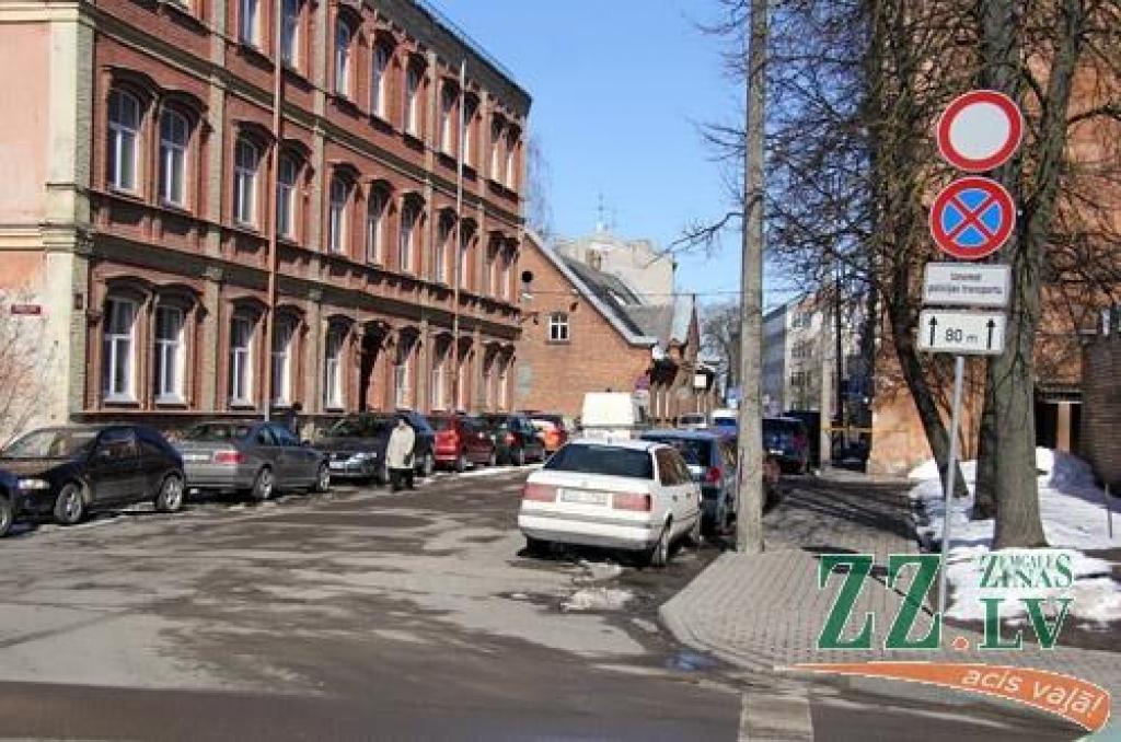 Cauri Valsts policijas pagalmam Pētera ielā braukt neļaus