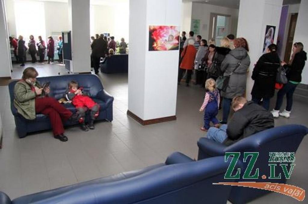 Foto: Arī Jelgavā pēc Dziesmu un deju svētku biļetēm – rinda