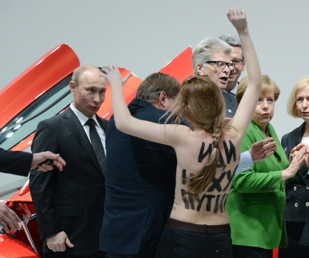 Hanoveras mesē Vācijā Putinu sagaida puskailas demonstrantes