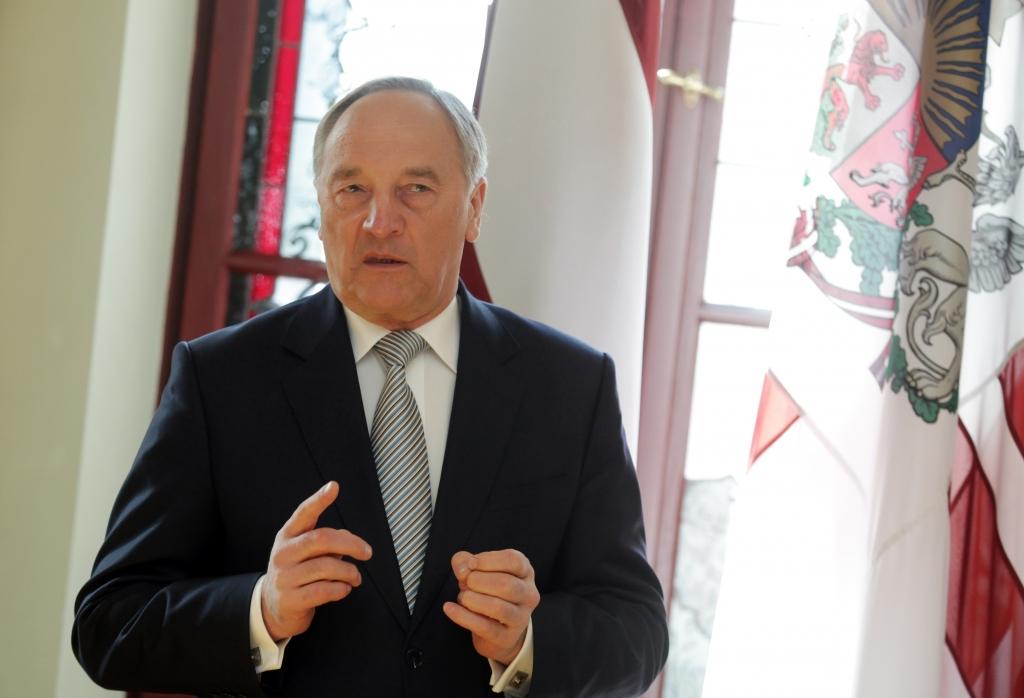 Ekspremjeri skeptiski par prezidenta ieceri ļaut premjeram izraudzīties valdības ministrus