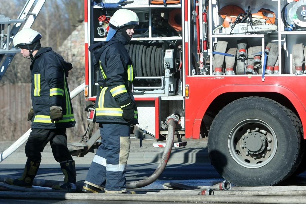 VUGD cīnās ar ugunsgrēkiem, kūlas dedzinātājiem un izglābj kārtējo zemledus makšķernieku