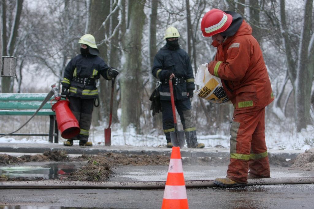 Rēzeknes novadā glābēji vāc pirms mēneša izlijušu dīzeļdegvielu