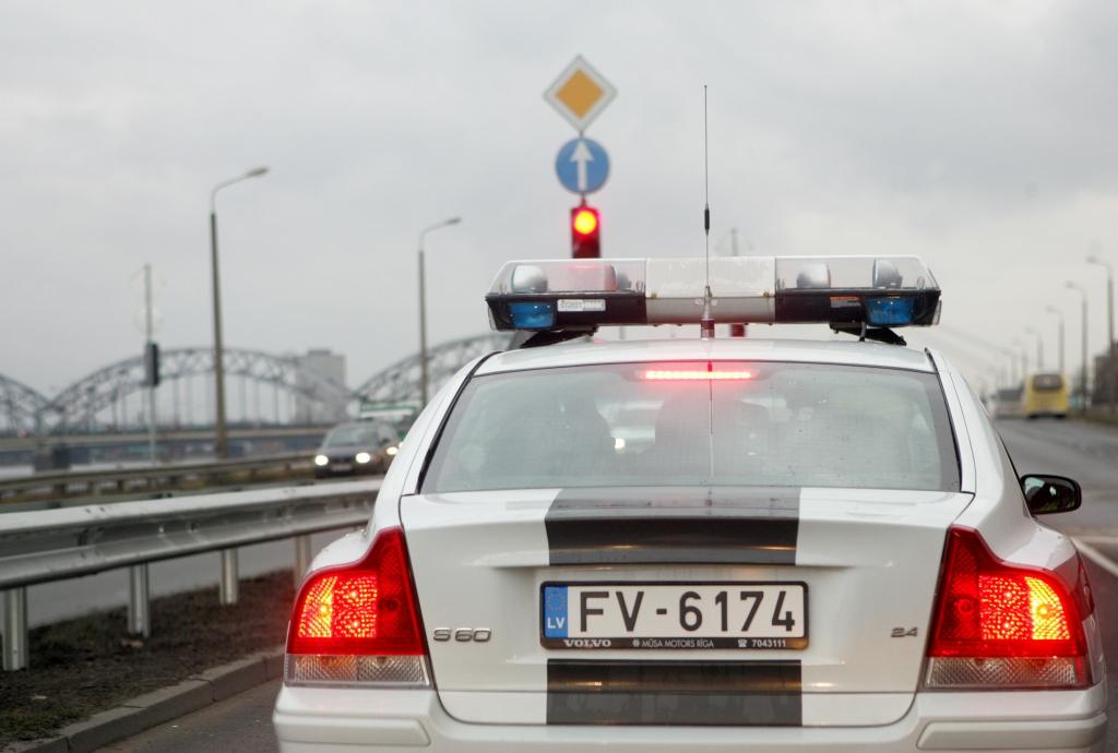 Brocēnos dzērājšofera vadīts auto ietriecas kokā; četri cietušie