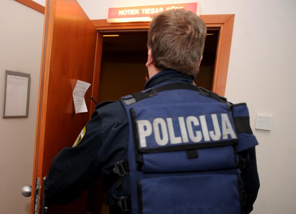Policistam, kurš dzērumā taranēja auto ar zīdaini, draud līdz 15 gadiem cietumā