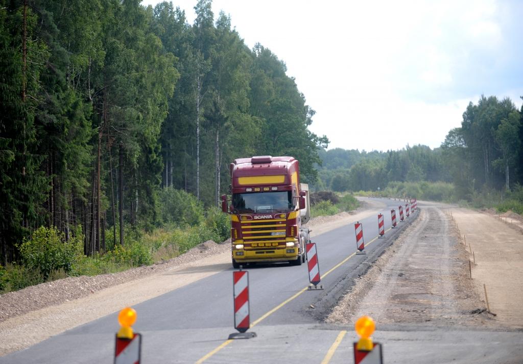 Latvijas brūkošie ceļi var palikt bez ES līdzekļiem