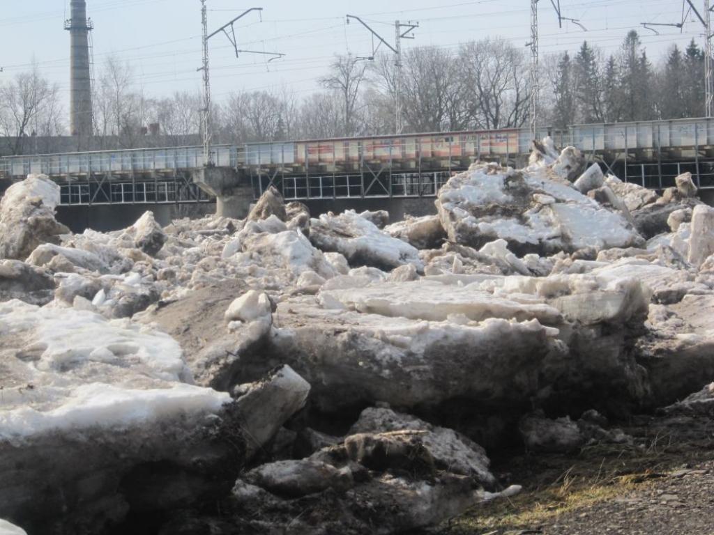 Papildināta ar foto - Atkārtoti spridzina ledu Ogres upē