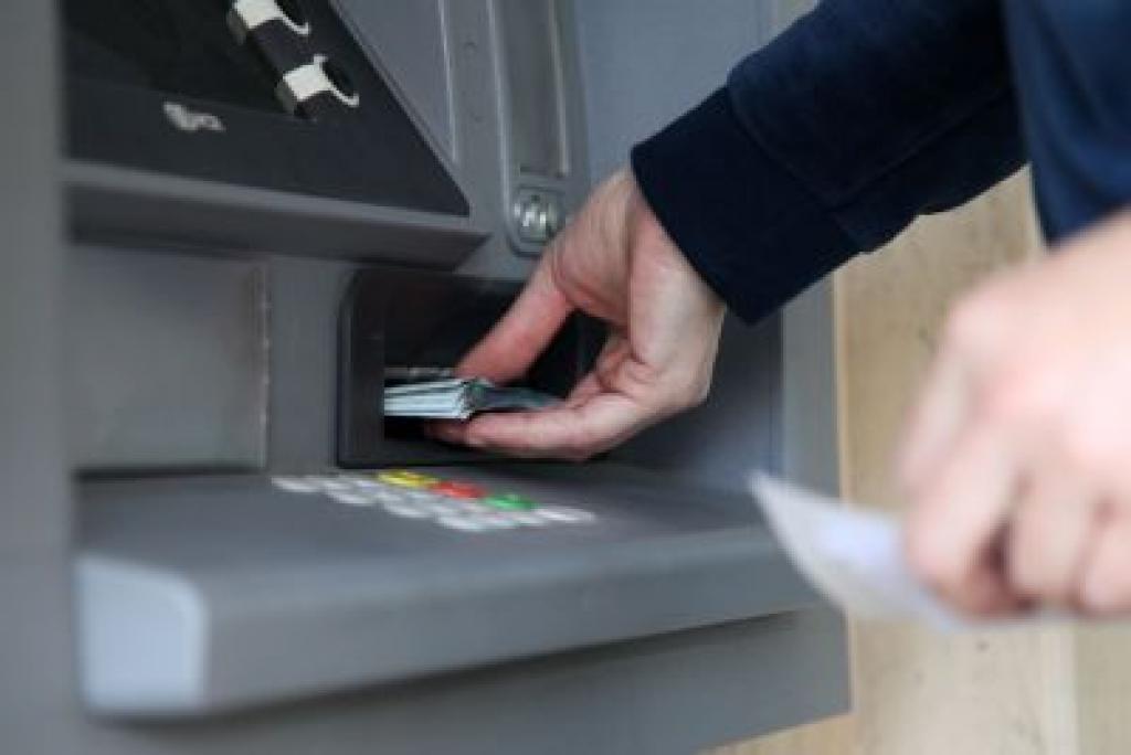 Latvietis ar skimeriem aprīkojis Pērnavas bankomātus un divas nedēļas zadzis datus