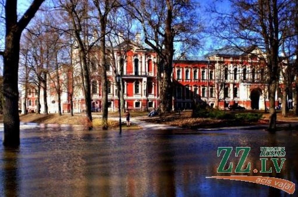 Ūdens līmenis tupina samazināties; aicina nebraukt pa applūdušajām ielām
