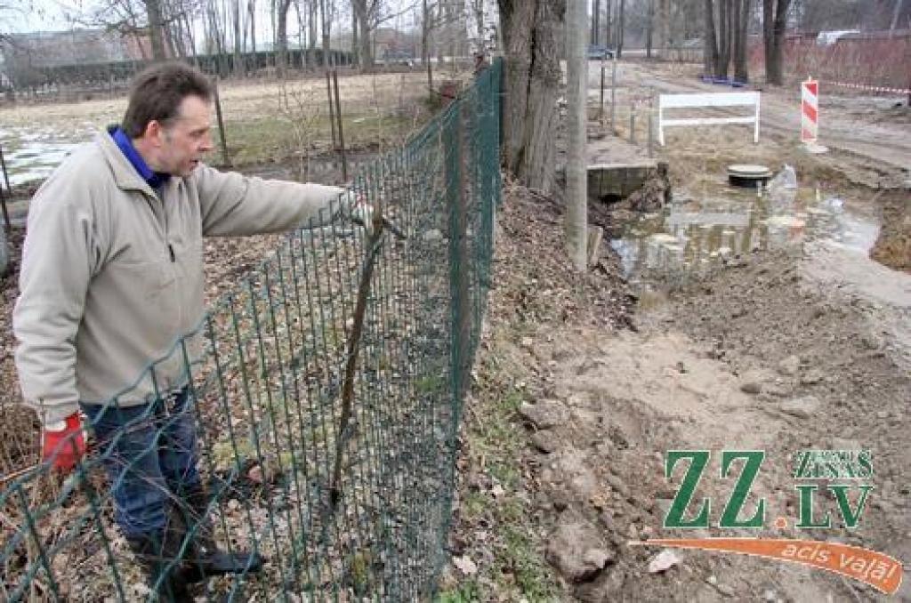 Ceturtdien «Zemgales Ziņās»: Miezītes ceļā sūdzas par haosu kanalizācijas izbūvē; pēc pensionāru un skolēnu e-kartēm SEB bankai Dome aicinās pieslieties arī pārējos jelgavniekus