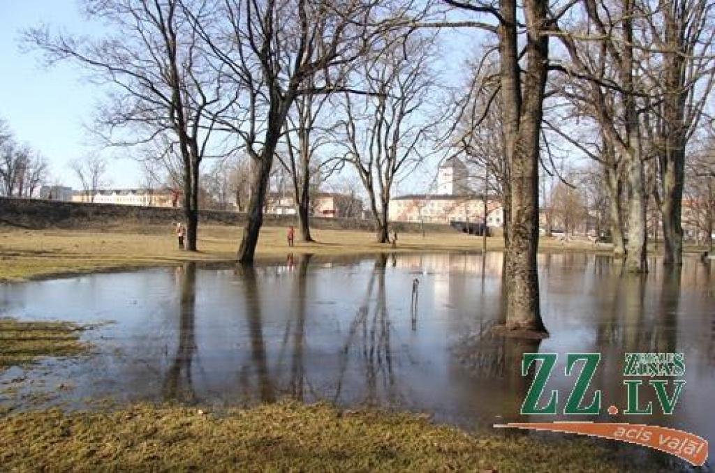 Foto: Applūdis pils parks; ūdens pietuvojies Uzvaras parkam