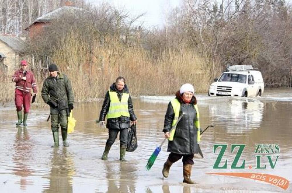 Plūdi ietekmē autobusu kursēšanu; iedzīvotāji veido pārtikas krājumus (ar foto)
