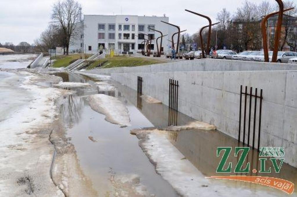 Lai gan pilsētas ielu uzkopšanai jau nolīgts uzņēmums, J.Čakstes bulvāra uzturēšanai «Pilsētsaimniecība» piedāvā papildu līgumu