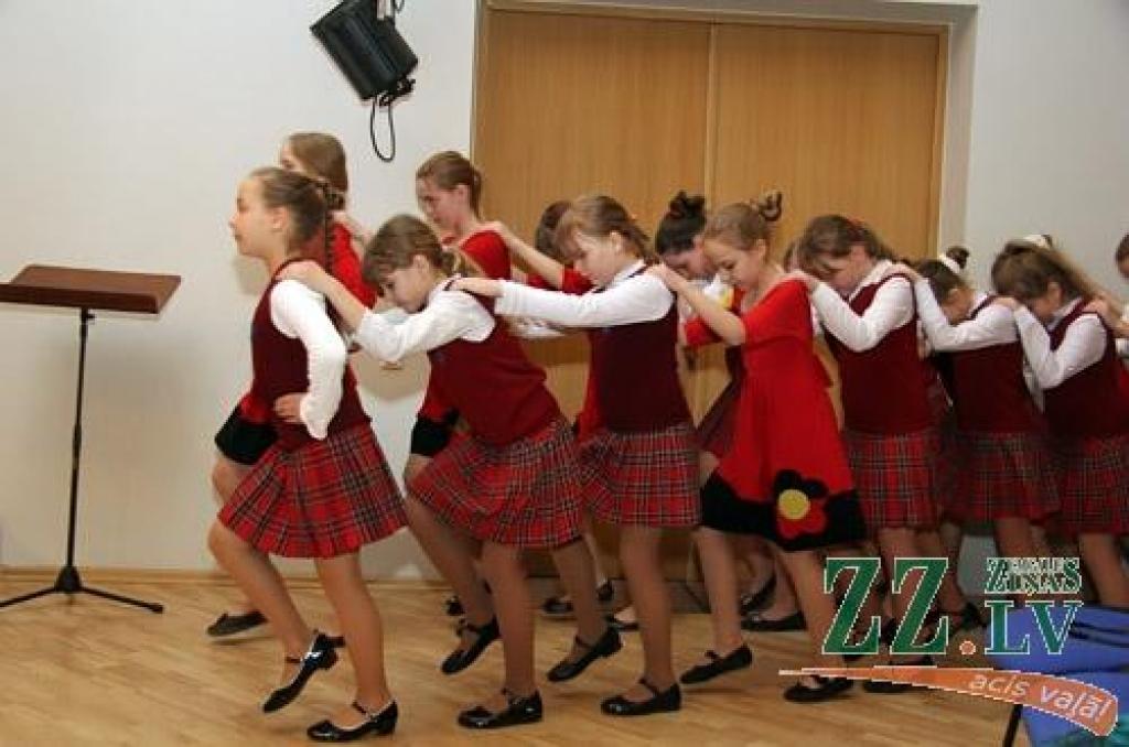 Foto: Jelgavas 4.vidusskolu pieskandina Zemgales kori