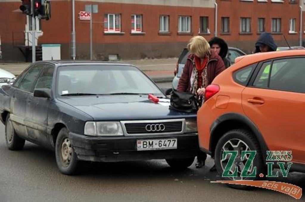 Foto: Autovadītājas nesadala krustojumu pie Domes