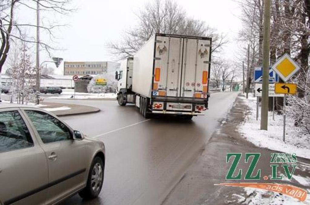 «Smago» mašīnu vadītājus mulsina aizliegums pagaidu apvedceļā; zīme aizklāta