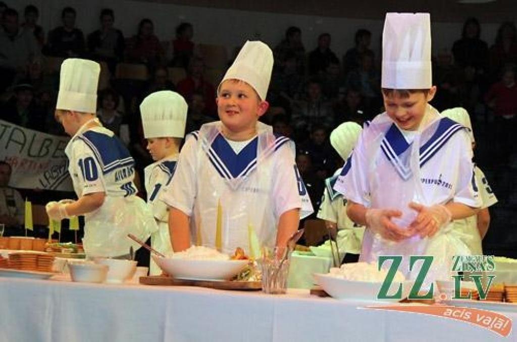 «Superpuika 2013». Titulu nopelna Rīgas zēns, jelgavniekiem tiek finālistu balvas (ar foto)