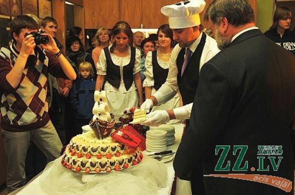 Ar neparastu torti LLU atzīmē hercoga Jēkaba 400.jubileju