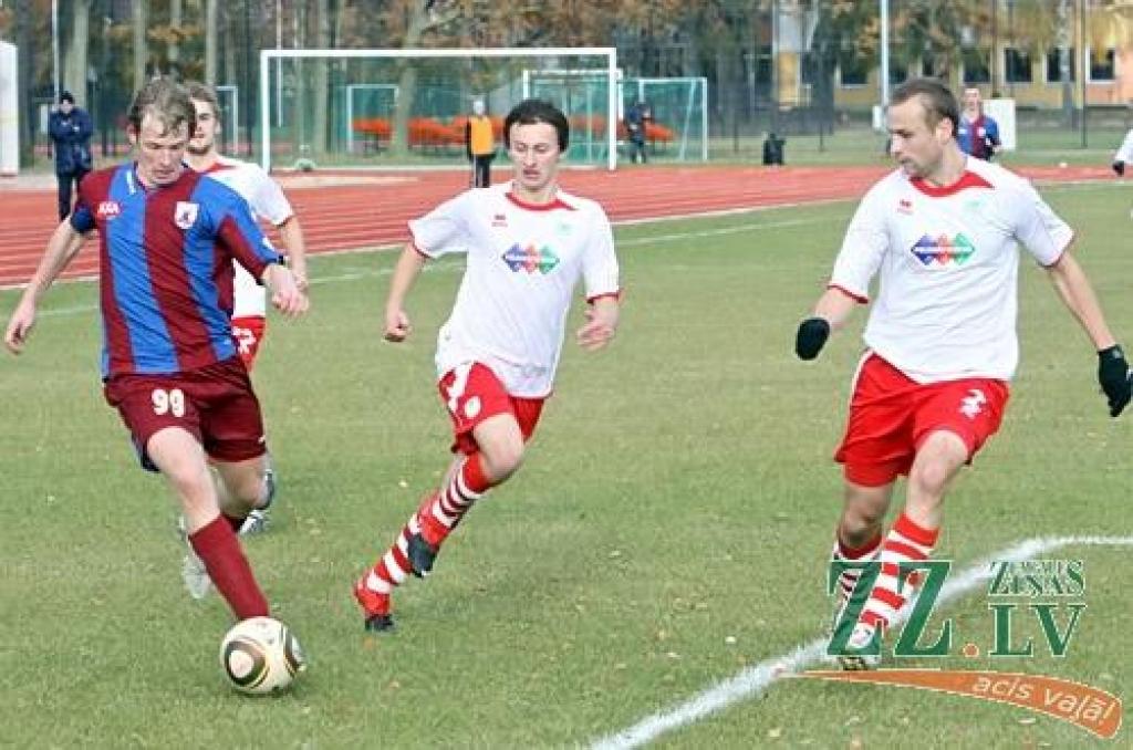 Futbols. FK «Jelgava» sezonu savā laukumā noslēdz ar uzvaru (ar foto)