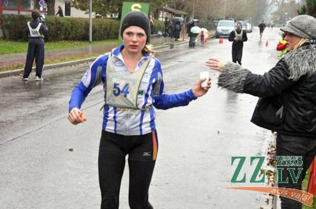 Ozolnieku pusmaratonā uzvar Kaspars Tūbelis un Laine Orbidāne (ar foto)