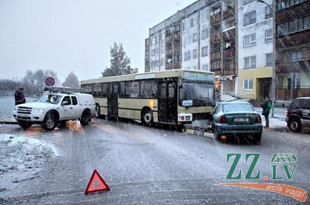 FOTO: Avārija nosprosto Tērvetes ielu